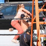 9. April 2012: Jessica Alba kämpft mit einem Wrestler bei Dreharbeiten in Los Angeles.
