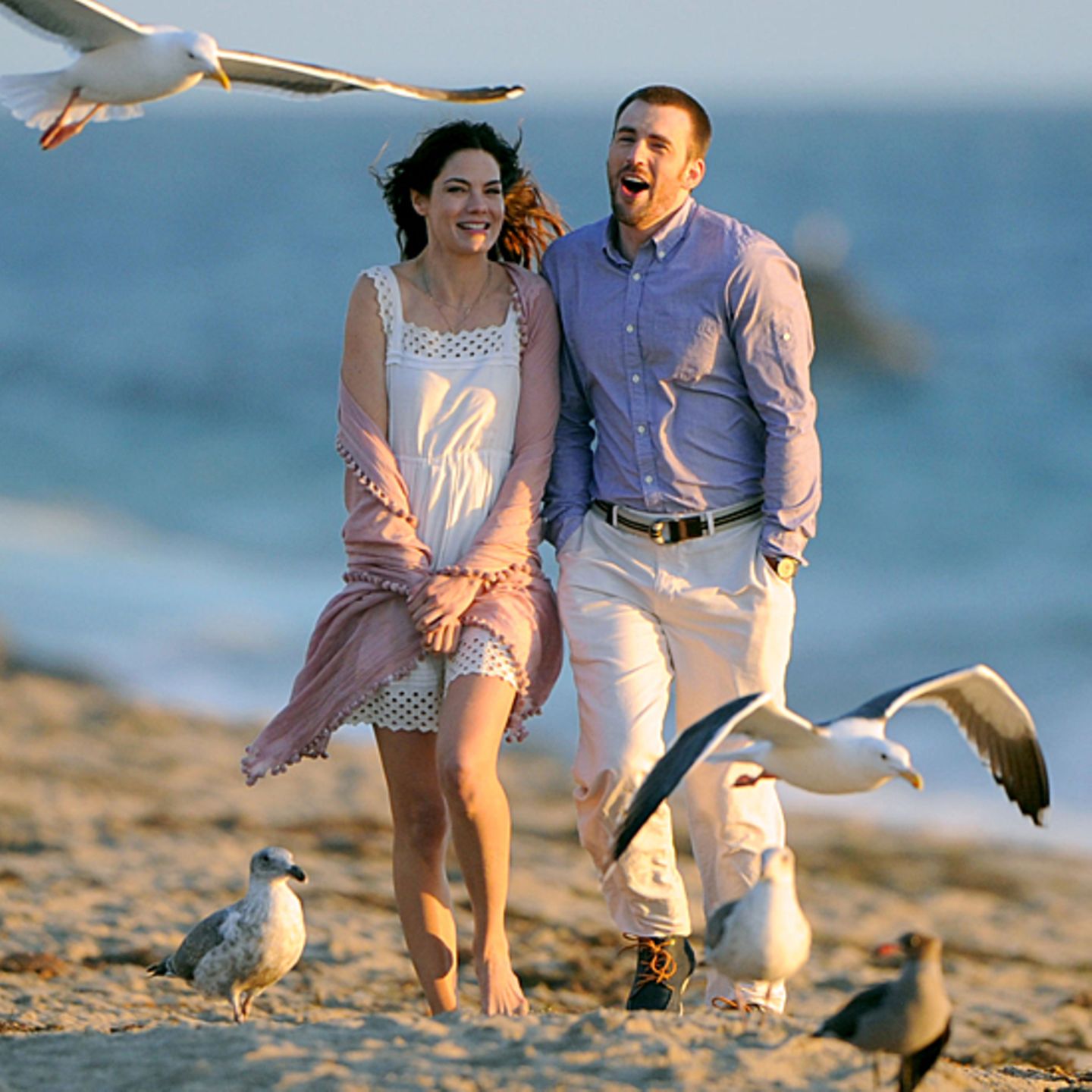 20. November 2012: In Malibu drehen Michelle Monaghan und Chris Evans den Film "A Many Splintered Thing" in romantischer Kulisse