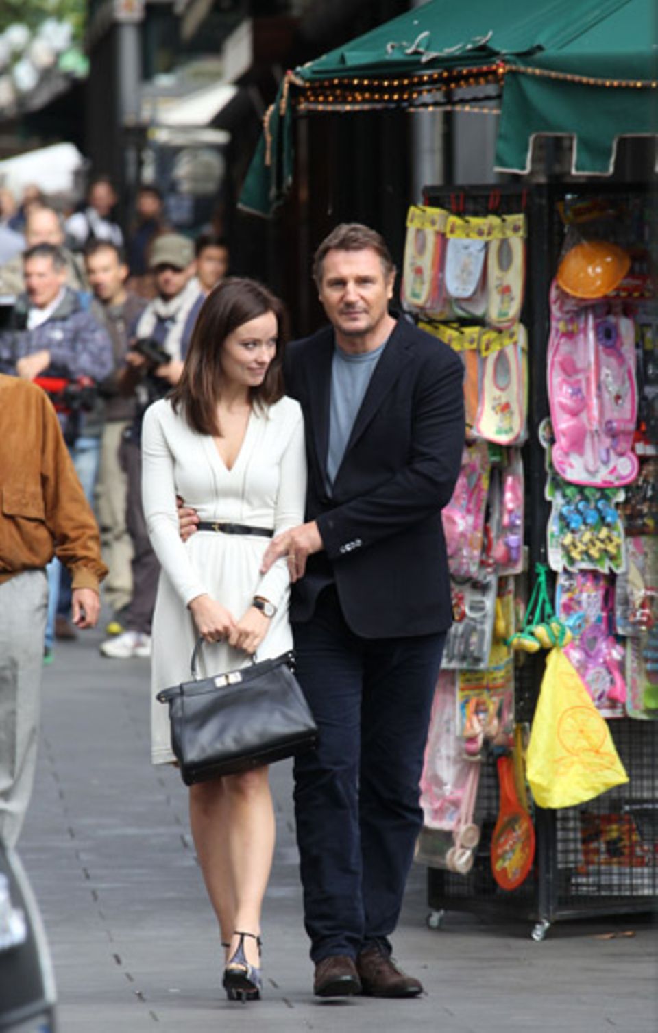 17. Oktober 2012: Olivia Wilde und Liam Neeson schlendern für den Film "The Third Person" Arm in Arm durch Rom.