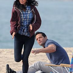 6. Dezember 2012: Während wir in Deutschland vor Kälte bibbern, drehen Courtney Cox und Josh Hopkins am Strand von Malibu eine F