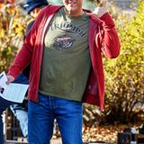 29. November 2012: Vince Vaughn macht hier übrigens gar nicht den Surfergruß "Hang Loose". In Wahrheit tanzt er in einer Drehpau