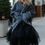 29. November 2012: Abendkleid und Bademantel: So präsentiert sich Annasophia Robb in einer Drehpause der Serie "The Carrie Diari