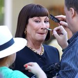29. August 2012: Bei den Dreharbeiten zur TV-Serie "Smash" in New York wird Angelica Houston vor dem nächsten Take noch mal schi