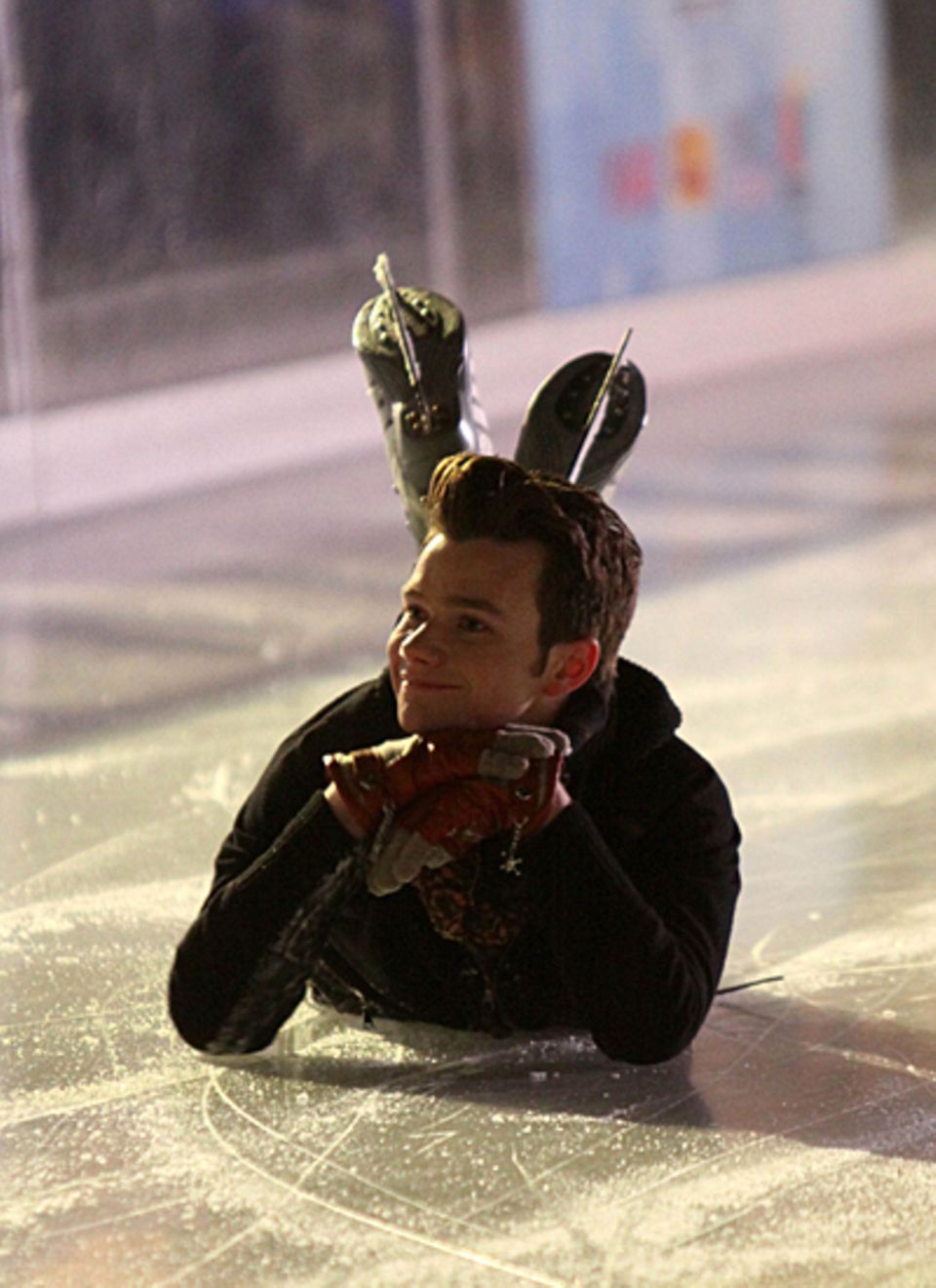 19. November 2012: Chris Colfer hat bei den Dreharbeiten zur Serie "Glee" offenbar richtig viel Spaß auf einer Eisbahn in New Yo