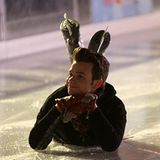19. November 2012: Chris Colfer hat bei den Dreharbeiten zur Serie "Glee" offenbar richtig viel Spaß auf einer Eisbahn in New Yo