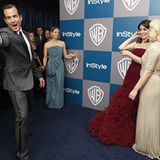 Aufruhr auf dem blauen Teppich: Will Arnett weist die Fotografen an, Tina Fey und Arnetts Ehefrau Amy Poehler amüsieren sich. Un