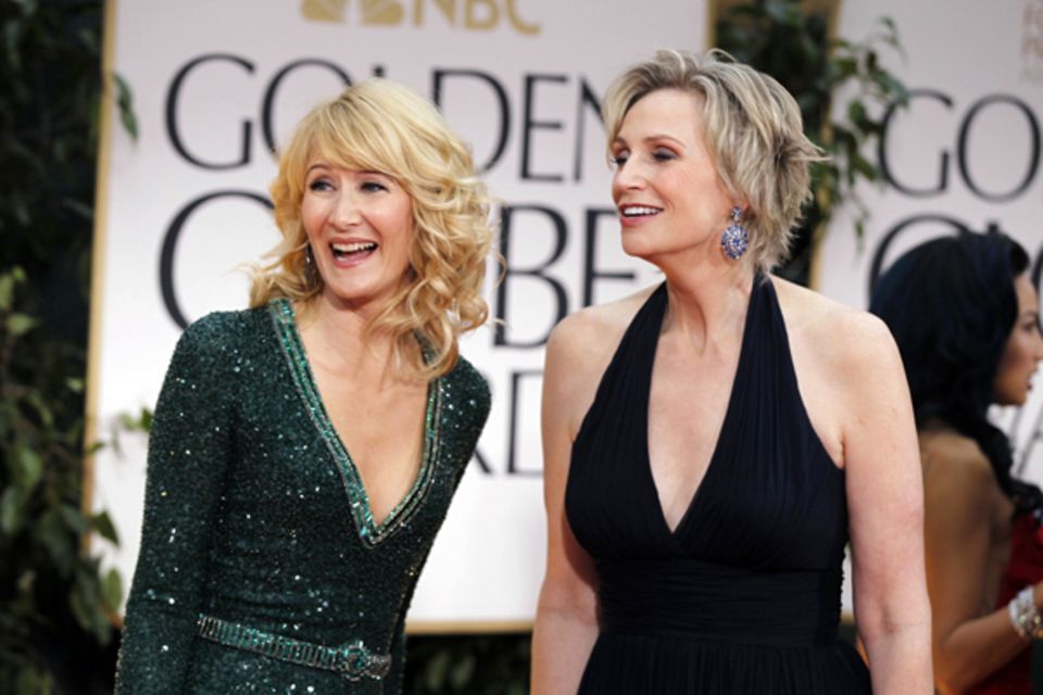 Laura Dern und Jane Lynch begutachten ihre Star-Kollegen.