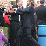 Gerard Butler hat bei seiner Ankunft viele Hände zu drücken.