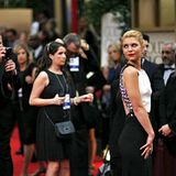 Claire Danes dreht den Fotografen den Rücken zu.