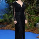Das schwarze Paillettenkleid von Atelier Versace besticht durch einen tiefen V-Ausschnitt am Rücken, der den Blick auf Angelina Jolies zahlreiche Tattoos freigibt.