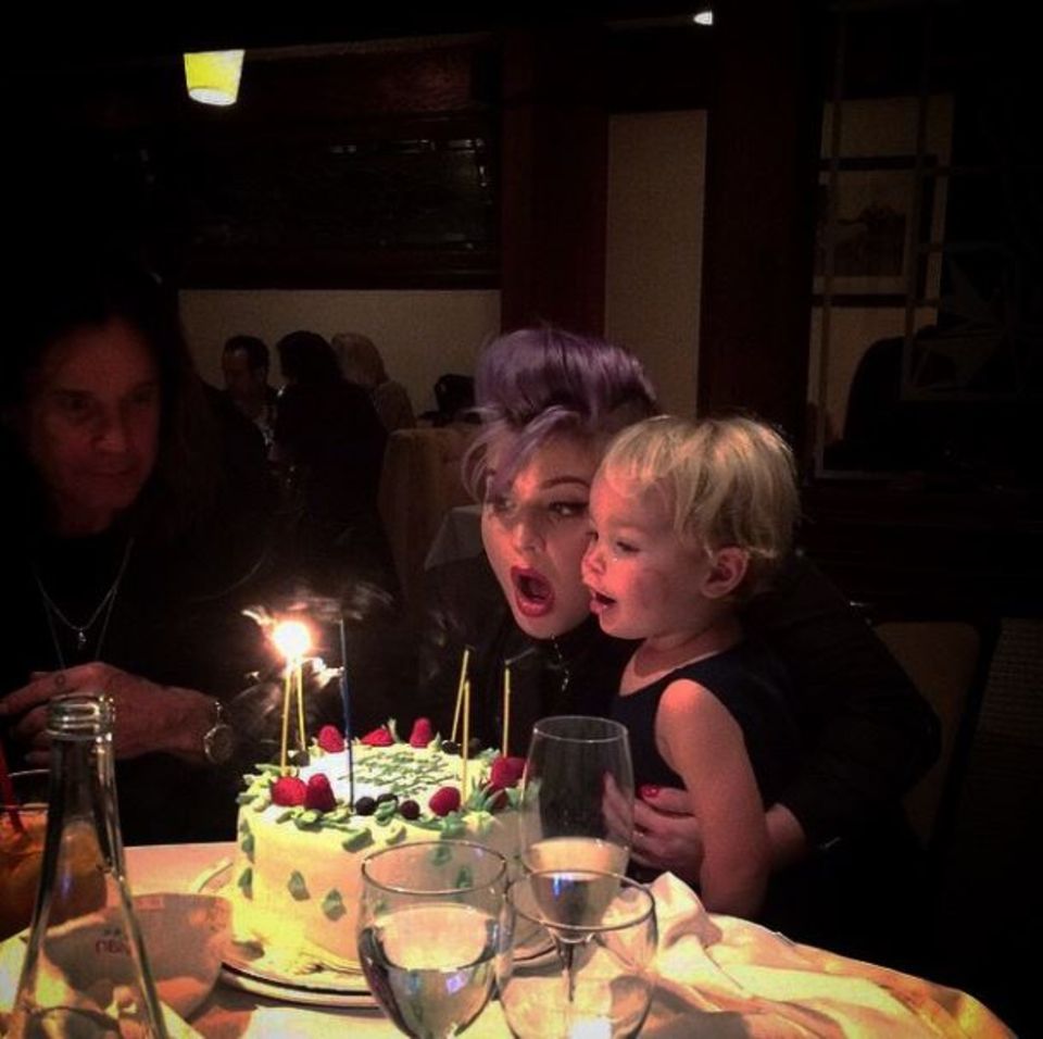 Kelly Osbourne feiert ihren 30. Geburtstag un dihre süße Nichte Pearl hilft ihr beim Kerzen auspusten. Kelly Osbourne feiert ihren 30. Geburtstag un dihre süße Nichte Pearl hilft ihr beim Kerzen auspusten.