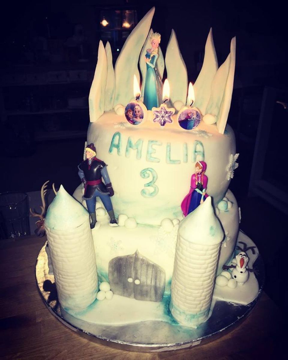 Amelia Stark, die Tochter von Kim Gloss feiert ihren dritten Geburtstag und ist ganz entzückt von dieser tollen Elsa-Torte. Amelia Stark, die Tochter von Kim Gloss feiert ihren dritten Geburtstag und ist ganz entzückt von dieser tollen Elsa-Torte.