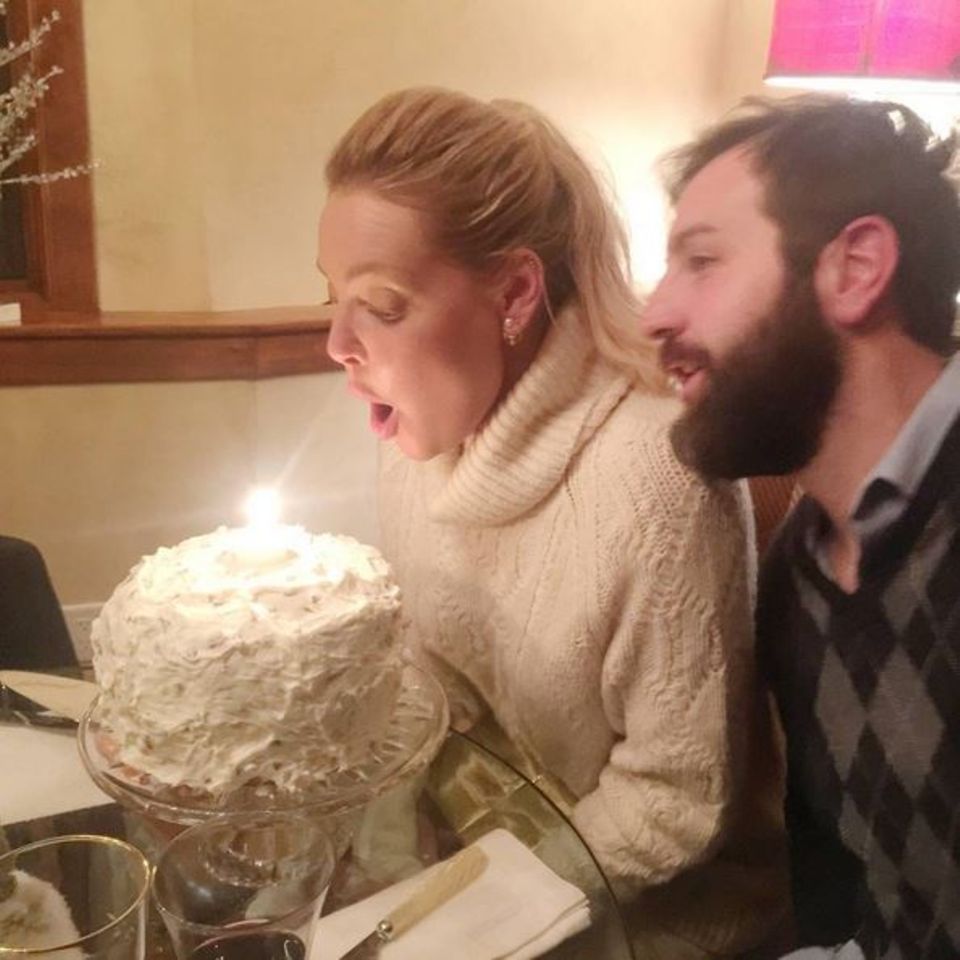 Katherine Heigl feiert ihren Geburtstag im Kreise ihrer Liebsten. Ihr Mann Josh Kelley hat einen Kuchen gebacken. Katherine Heigl feiert ihren Geburtstag im Kreise ihrer Liebsten. Ihr Mann Josh Kelley hat einen Kuchen gebacken.