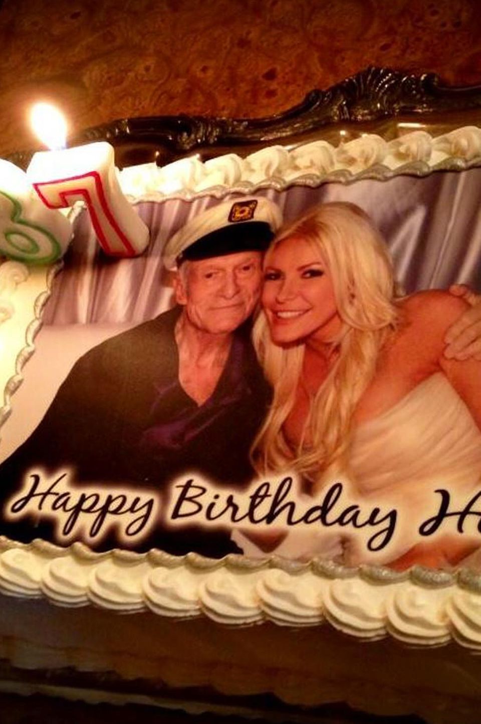 Zum 87. Geburtstag bekommt Hugh Hefner von seiner Angetrauten Crystal eine Torte mit einem Hochzeitsfoto der beiden.