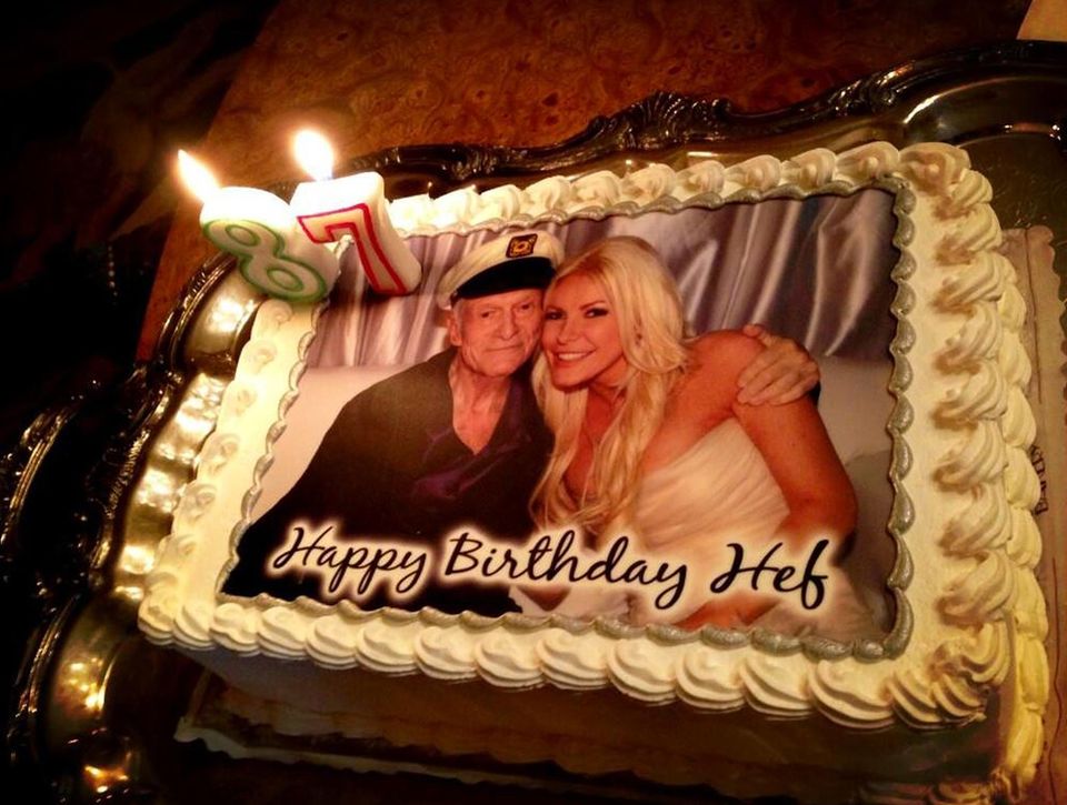 Zum 87. Geburtstag bekommt Hugh Hefner von seiner Angetrauten Crystal eine Torte mit einem Hochzeitsfoto der beiden. Zum 87. Geburtstag bekommt Hugh Hefner von seiner Angetrauten Crystal eine Torte mit einem Hochzeitsfoto der beiden.