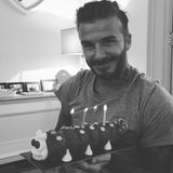 Mit diesem Foto bedankt sich David Beckham für all die Geburtstagswünsche. Dies ist auch der Kuchen, den er von seinen Kindern zum Geburtstag überreicht bekommen hat, eine süße Raupe "Nimmersatt".