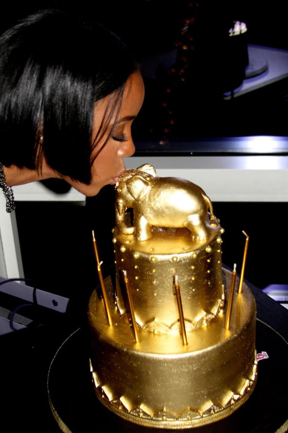 Zum Geburtstag von Kelly Rowland schmeißt Beyoncé Knowles für ihre Freundin eine Party. Ihre Torte ist ganz in gold gehalten und mit einem Elefanten dekoriert. Zum Geburtstag von Kelly Rowland schmeißt Beyoncé Knowles für ihre Freundin eine Party. Ihre Torte ist ganz in gold gehalten und mit einem Elefanten dekoriert.
