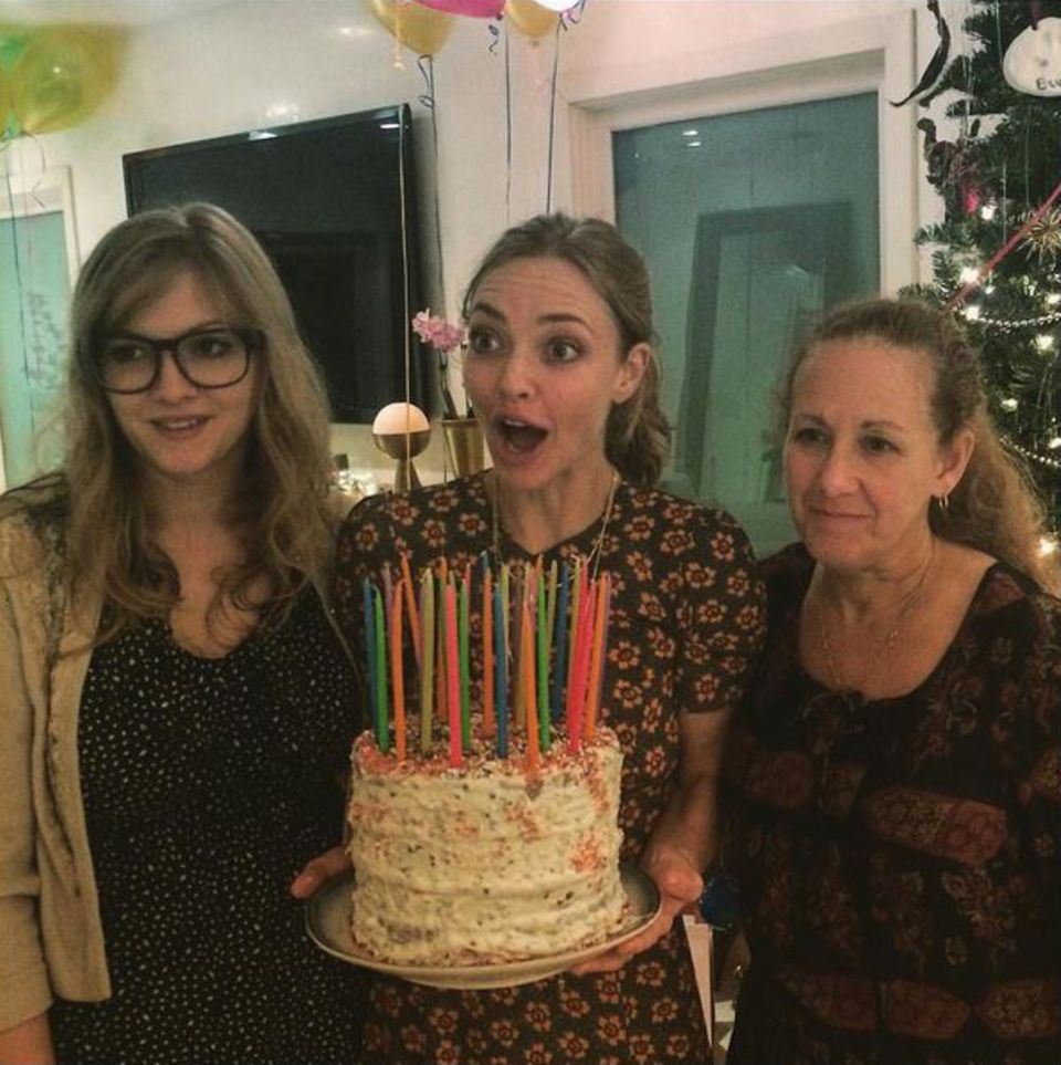 Amanda Seyfried freut sich riesig über die Geburtstagstorte, die sie zu ihrem 30. Geburtstag bekommen hat. Amanda Seyfried freut sich riesig über die Geburtstagstorte, die sie zu ihrem 30. Geburtstag bekommen hat.