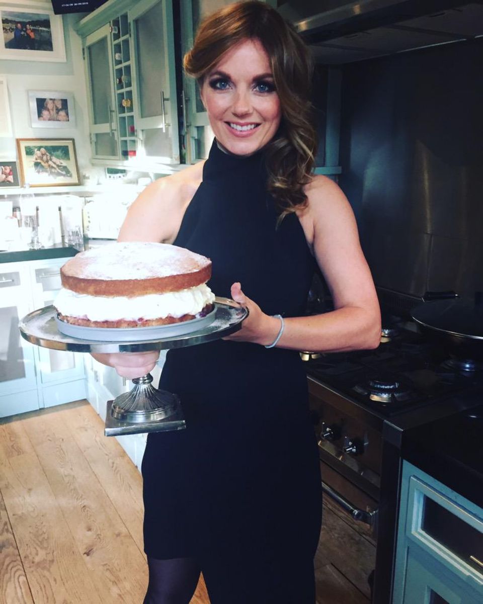 Geri Halliwell präsentiert stolz eine selbstgebackene Torte. Geri Halliwell präsentiert stolz eine selbstgebackene Torte.