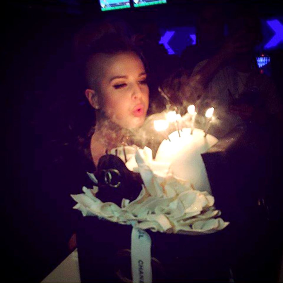 Kelly Osbourne wird zum Geburtstag von ihren Freunden mit einer Geburtstagsparty überrascht und eine fette Torte gibts noch oben drauf. Kelly Osbourne wird zum Geburtstag von ihren Freunden mit einer Geburtstagsparty überrascht und eine fette Torte gibts noch oben drauf.
