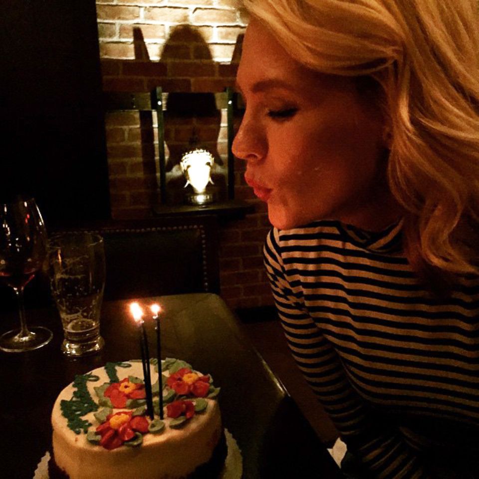 January Jones bekommt diese selbstgemachte Torte von ihren Freunden zum Geburtstag. January Jones bekommt diese selbstgemachte Torte von ihren Freunden zum Geburtstag.
