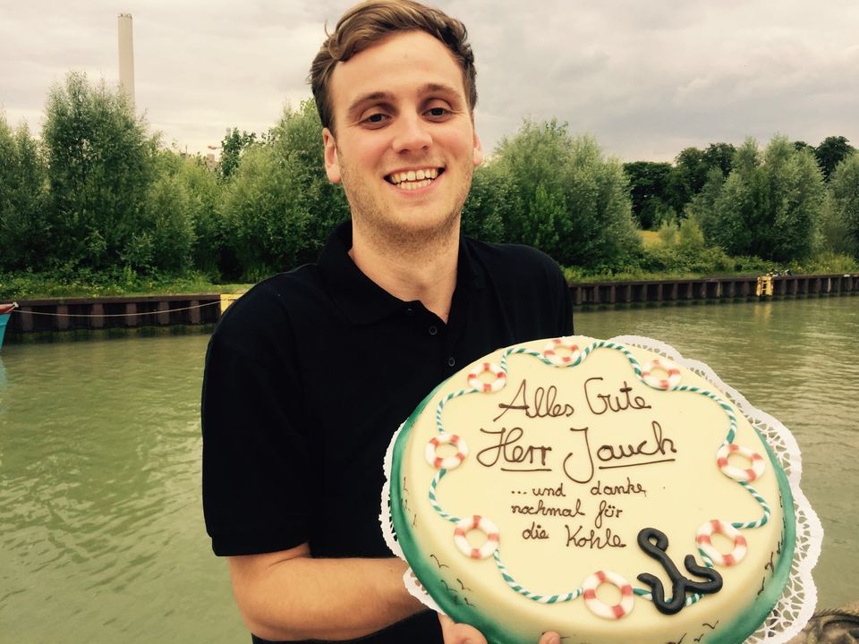 Happy Birthday Günther Jauch! Der Moderator feiert seinen 60. Geburtstag und via GALA sendet "Wer wird Millionär"-Gewinner Leon Windscheid witzige Geburtstagsgrüße: "Alles Gute zum Geburtstag Herr Jauch und viele Grüße von der gesamten MS Günther Crew. Da Sie sicher einigen Kuchen bekommen, würden wir den hier selber essen. Bis bald in Münster". Happy Birthday Günther Jauch! Der Moderator feiert seinen 60. Geburtstag und via GALA sendet "Wer wird Millionär"-Gewinner Leon Windscheid witzige Geburtstagsgrüße: "Alles Gute zum Geburtstag Herr Jauch und viele Grüße von der gesamten MS Günther Crew. Da Sie sicher einigen Kuchen bekommen, würden wir den hier selber essen. Bis bald in Münster".