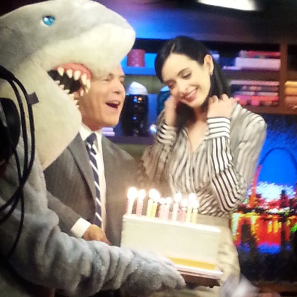Bei einem Interview wird Krysten Ritter mit dieser Geburtstagstorte überrascht. Bei einem Interview wird Krysten Ritter mit dieser Geburtstagstorte überrascht.