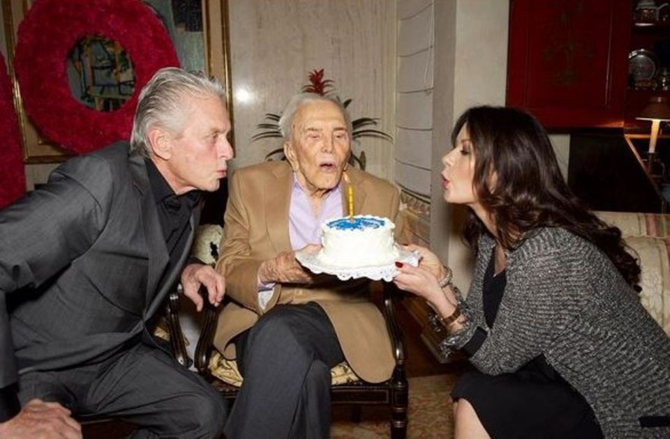 Soviele Kerzen passen gar nicht mehr auf eine Torte. Kirk Douglas feiert im Kreise seiner Familie seinen sagenhaften 99. Geburtstag. Happy Birthday, Kirk! Soviele Kerzen passen gar nicht mehr auf eine Torte. Kirk Douglas feiert im Kreise seiner Familie seinen sagenhaften 99. Geburtstag. Happy Birthday, Kirk!