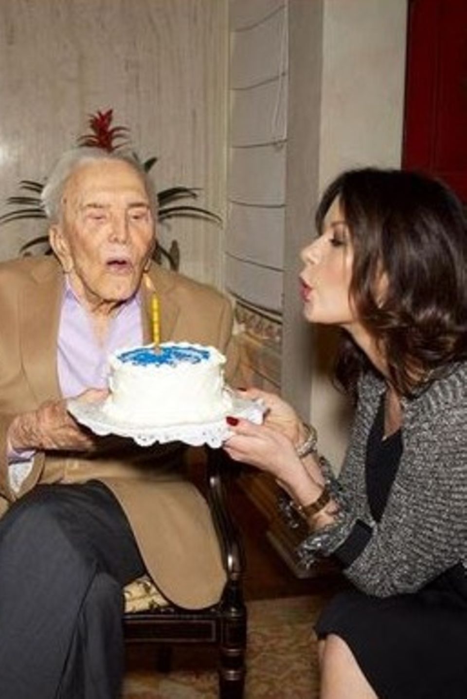 Soviele Kerzen passen gar nicht mehr auf eine Torte. Kirk Douglas feiert im Kreise seiner Familie seinen sagenhaften 99. Geburtstag. Happy Birthday, Kirk! Soviele Kerzen passen gar nicht mehr auf eine Torte. Kirk Douglas feiert im Kreise seiner Familie seinen sagenhaften 99. Geburtstag. Happy Birthday, Kirk!