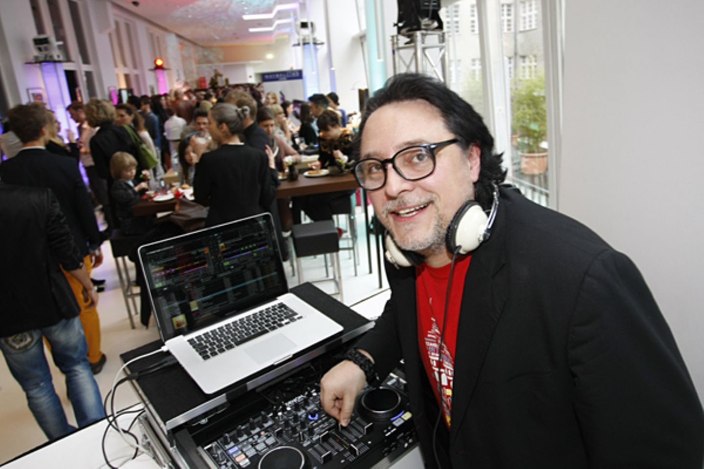 DJ Sinan Mercenk sorgt wieder bestens für die musikalische Beschallung.