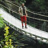 ... und macht sich dann auf den Weg aus dem Dschungel.