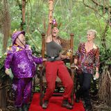 Dirk und Sonja krönen die neue Dschungelkönigin. Stolz reißt Brigitte ihr Holzzepter hoch.