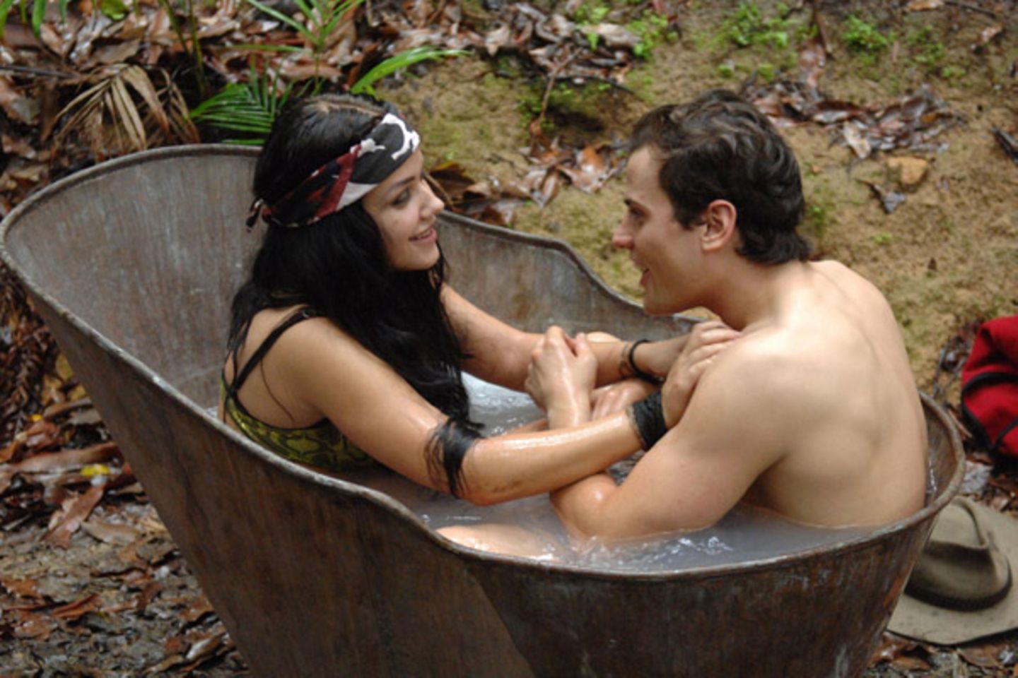 Die Turteltauben Kim und Rocco werden auf Schatzsuche geschickt. Dabei dürfen sich die beiden über ein gemeinsames Bad freuen.