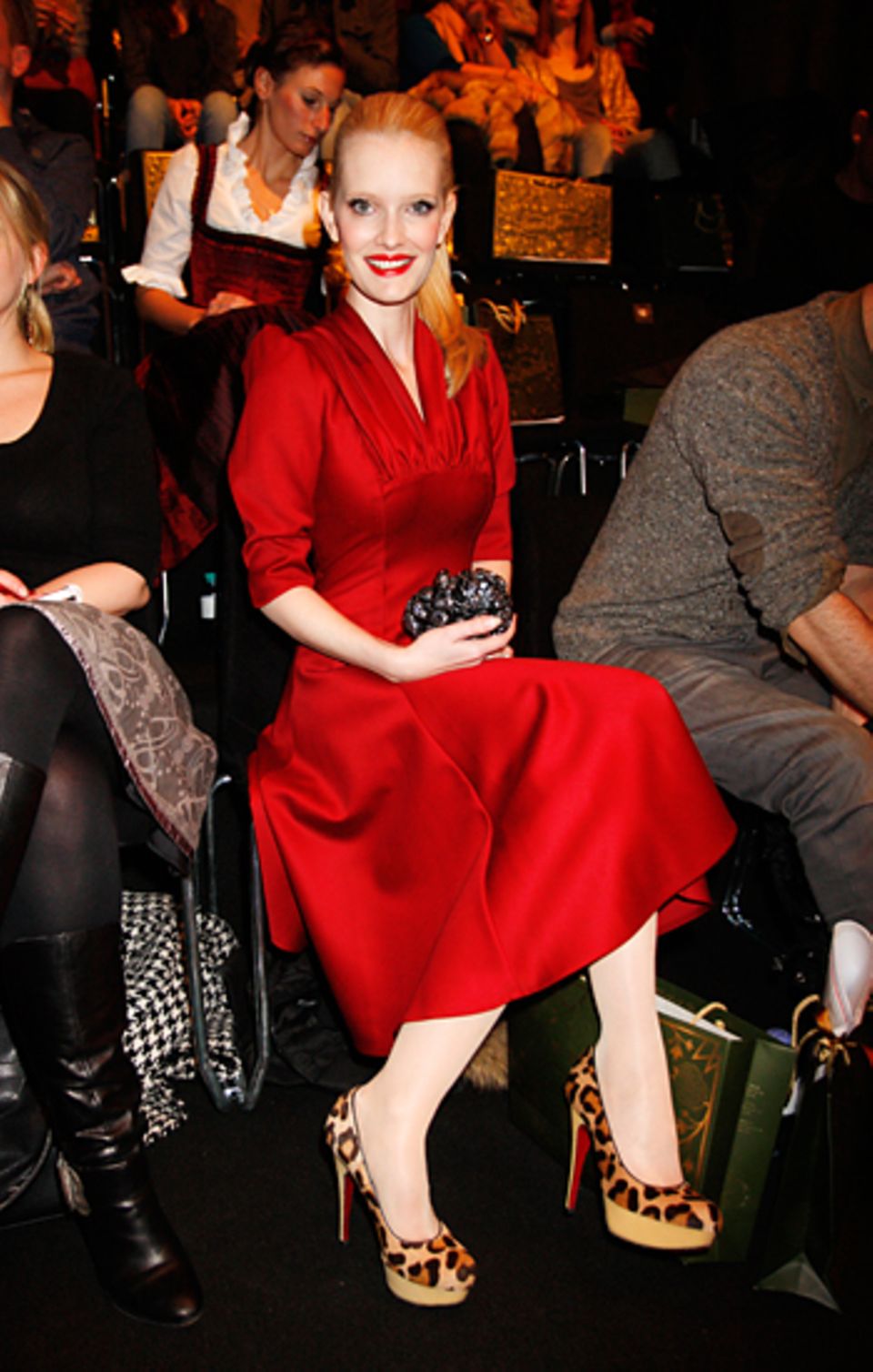 Fashion Week Berlin: Auffällig in Rot hat Mirja du Mont bei der Lena Hoschek Show in der ersten Reihe Platz genommen.
Fashion Week Berlin: Auffällig in Rot hat Mirja du Mont bei der Lena Hoschek Show in der ersten Reihe Platz genommen.