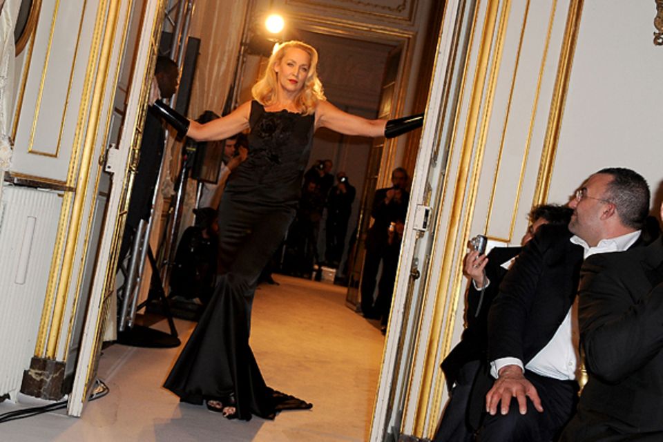 Paris Haute Couture: Jerry Hall steht für Jean-Luc Amsler Frühjahr/Sommer 2012 auf dem Laufsteg.
