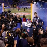 Super Bowl: Tom Brady von den "New England Patriots" stellt sich der Presse. Sein Team trifft auf die "New York Giants". 
 Seine