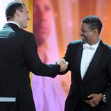 Wladimir Klitschko überreicht Denzel Washington die Auszeichnung als "Bester Schauspieler International".