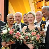 Denzel Washington, Dionne Warwick, Scarlett Johansson und Morgan Freeman freuen sich über ihre goldenen Kameras.