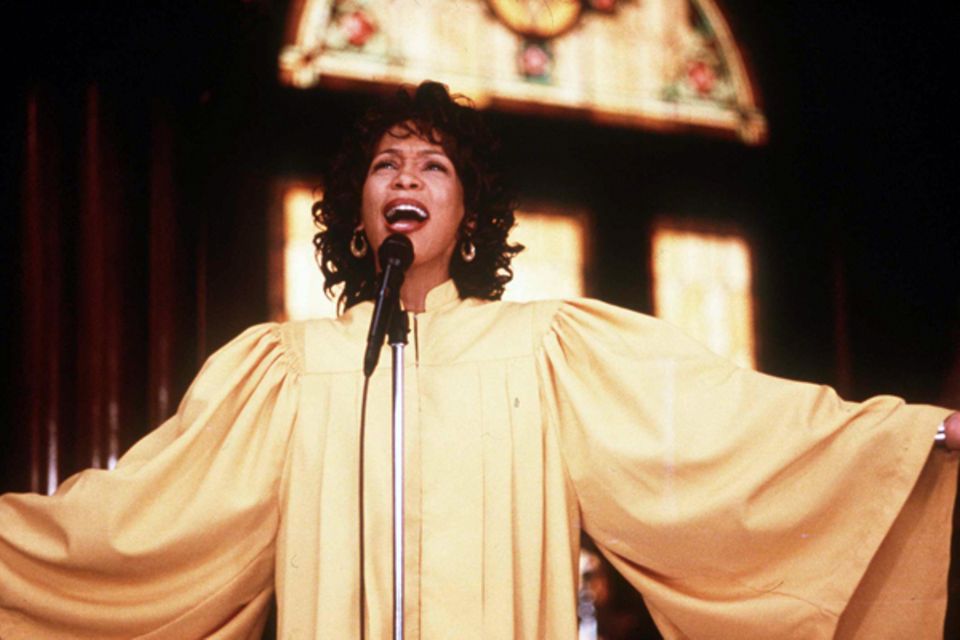 1996  Whitney spielt in dem Film "Rendezvous mit einem Engel" an der Seite von Denzel Washington die Frau eines Pfarrers, die auch den Gospelchor leitet. Klar, dass der Soundtrack da auch von ihr stammt. "The Preacher’s Wife" gilt bis heute als eines der erfolgreichsten Gospel-Alben.