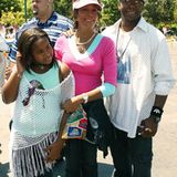 2004  Bei einer Premiere im Disneyland in Anaheim sieht die Familie Houston-Brown wieder wesentlich bodenständiger aus. Doch nur wenig später wird Bobby Brown wegen "häuslicher Gewalt" der Prozess gemacht. Whitney beschuldigte ihn, sie geschlagen zu haben.