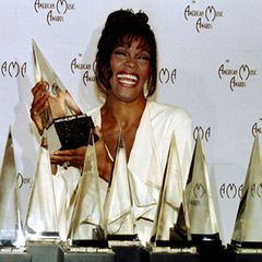 Februar 1994: Was für ein Erfolgsjahr: Whitney räumt mit "I will always love you" bei den American Music Awards gleich acht Prei