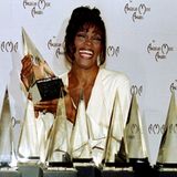 Februar 1994: Was für ein Erfolgsjahr: Whitney räumt mit "I will always love you" bei den American Music Awards gleich acht Prei
