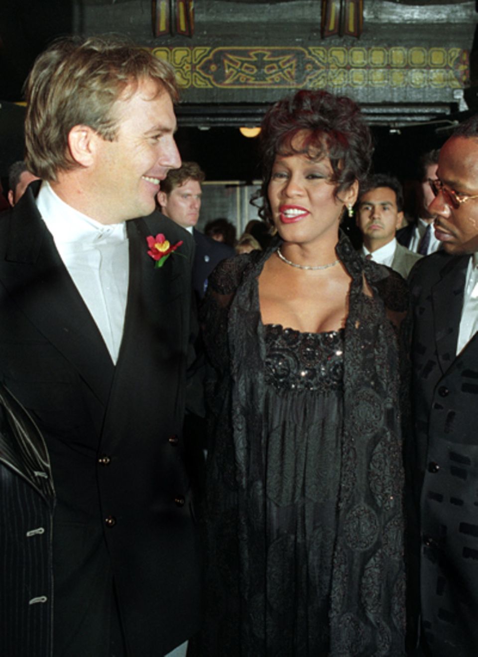 1992 Mit dem Film "Bodyguard" legt Whitney Houston an der Seite von Kevin Costner ihr Leinwand-Debüt hin. Doch ist sie darin nicht nur zu sehen, sondern auch zu hören. Sie steuert sechs Songs zum Soundtrack dabei - unter anderem auch "I Will Always Love You". 1992 Mit dem Film "Bodyguard" legt Whitney Houston an der Seite von Kevin Costner ihr Leinwand-Debüt hin. Doch ist sie darin nicht nur zu sehen, sondern auch zu hören. Sie steuert sechs Songs zum Soundtrack dabei - unter anderem auch "I Will Always Love You".