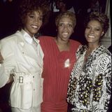 1987  Das Gesangstalent hat Whitney von ihrer berühmten Mutter Cissy Houston und der nicht minder bekannten Cousine Dionne Warwick. Zusammen besuchen sie das ein oder andere Hollywood-Event.