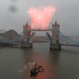 Am Ende der Schiffsparade wird ein großes Feuerwerk auf der Tower Bridge gezündet.