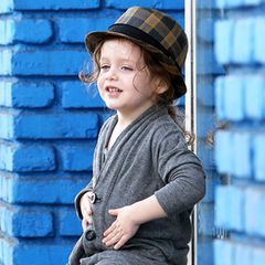 Skyler Berman hat das gute Stilgefühl seiner Stylisten-Mama Rachel Zoe geerbt. Im gemütlichen, grauen Zweiteiler und mit modischem Hut spaziert er gut gelaunt durch Los Angeles.