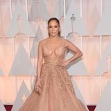 Passend zu ihrem gebräunten Teint trägt Jennifer Lopez den Entwurf von Elie Saab Couture in elegantem Nude mit zarter Bronze-Note.