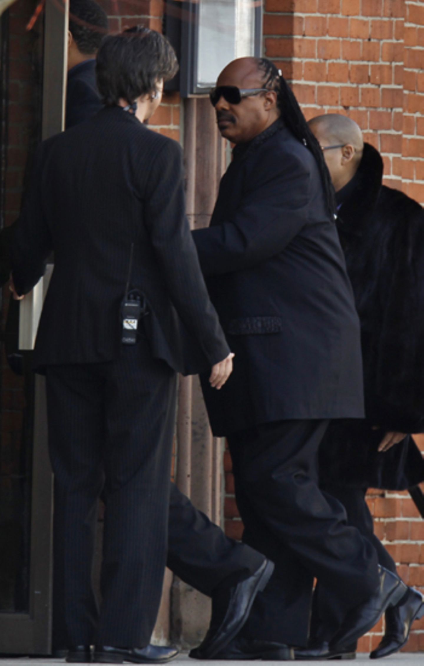 Stevie Wonder auf dem Weg in die Kirche. In seiner Traueransprache gesteht der Sänger später "ein bisschen verliebt" in Whitney