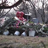 Ein Meer vor Blumen säumt das Grab der Sängerin.