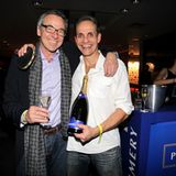 Gut gespielt! Thomas Wirtz von Pommery überreicht dem stolzen Gewinner, dem Musical-Darsteller Frank Jordan seine Magnumflasche